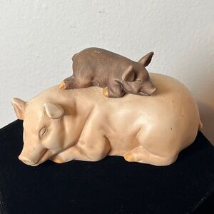 Vintage Enesco Mommy &‎ Baby Pig Taking a Midday Nap Porcelain Barnyard Figurine